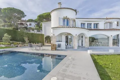 Image de Villa Saramel spacieuse et moderne avec des vues spectaculaires sur Palamos.