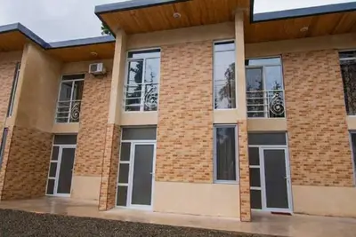 Chalets de style confortable et moderne pour votre détente.