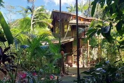 Casa de charme na mata atlantica, área de lazer com 2 piscinas 8kms das praias