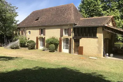 Image de A 300 years old farmhouse next to the Dordogne river