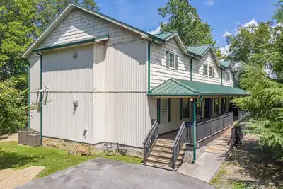 Image de Magnifique chalet de 10 chambres! Plein de plaisir pour la famille et les amis!