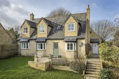 Image de Une maison contemporaine élégante offrant un hébergement spacieux à proximité de Burford.