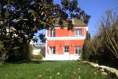 Image de Little Red House, idéal pour couple, jardin privé, dans un grand parc isolées