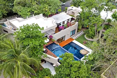 Image de Luxueuse oasis de 7 chambres situé dans le coeur de la ville!