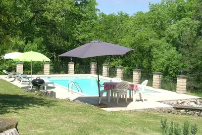 Image de Cottage en pierre totalement isolé avec piscine privée, 2 acres de jardin et bois