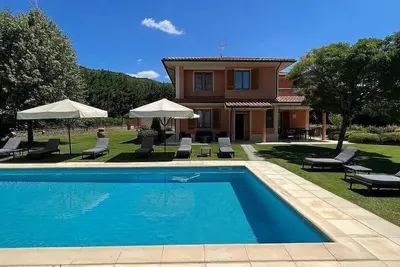 Image de Villa Oscar: Une villa agréable et spacieuse de deux étages entourée de verdure.