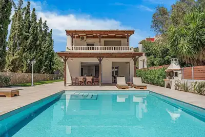 Image de Villa de luxe Hera avec piscine privée et beau jardin avec pelouse. Sisi, Crète