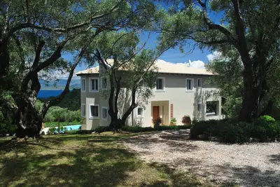 Image de Charmante villa isolée au-dessus d'Avlaki. Vues fabuleuses, piscine privée,