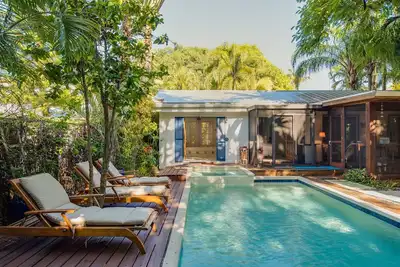 Image de Isolement tropical sur Old Town Lane avec piscine et bungalow indépendant. 6 couchages