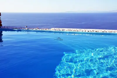 Image de Villa traditionnelle en pierre avec piscine et vue fantastique sur la mer