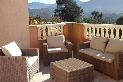 Image de Appartement dans villa avec grande terrasse et vue montagne