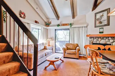 Image de Loft Condo B212 a deux niveaux avec une pièce à aire ouverte (il n'y a pas de chambres)