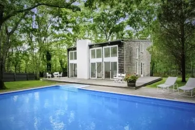 Image de Plaisirs d'été dans une maison privée moderne et lumineuse dans les Hamptons!