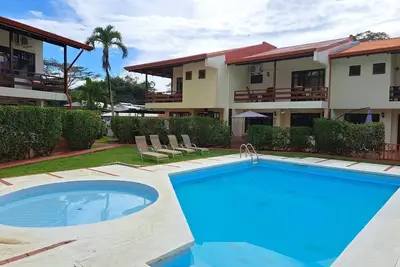 Image de Emplacement en centre-ville dans un cul-de-sac, promenade à la plage, piscine, terrasse privée et grill