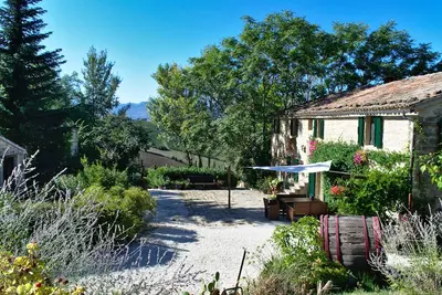 Gîte  dans une ancienne ferme avec piscine, position tranquille en campagne