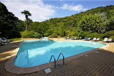 Vivre dans une résidence exceptionnelle d'environ 8 ha. Grand parc et piscine