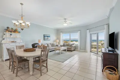 Image de Nouveau Tarif RÉDUIT Pour L'ÉTÉ Bright and Cheery Ocean Park Condo 3ème étage