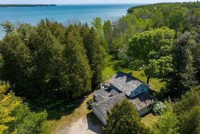 Image de Récemment rénové avec plus de 250 pieds de Shoreline!