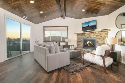 Image de Maison neuve avec vue panoramique sur Mtn! Table de billard / ping-pong pour 10
