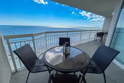 Image de Oceanfront 2 chambres / 2 salles de bain condo. King, 2 reines, canapé-lit queen. Piscine intérieure et extérieure, rivière artificielle, jacuzzi, piscine pour enfants.