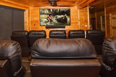 Image de Grand Bluff Lodge: le luxe supérieur dans les Smokies! Cette cabine a tout pour plaire, Plus Resort Swimming Pool.