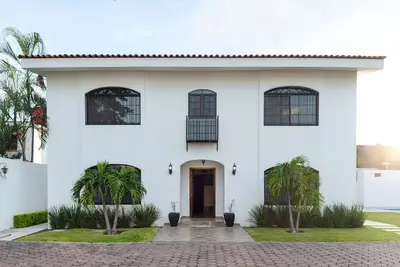 Image de Grande maison dans une résidence fermée à pied du centre-ville.