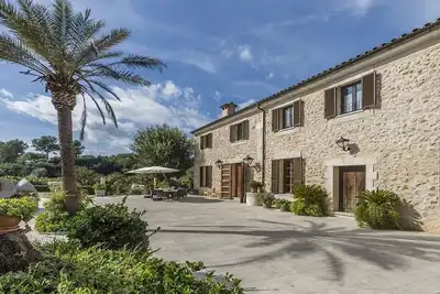 Image de Une maison de campagne traditionnelle de Majorque avec de vastes terrains et vues, une piscine privée et un court de tennis!