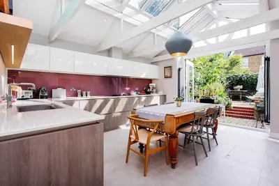 Une maison familiale charmante et contemporaine de style victorien avec jardin (veeve)