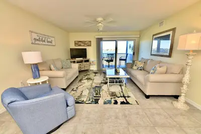 Image de Incroyable condo front de mer 2bed / 2bath au premier ��tage avec une vue fabuleuse sur Old River