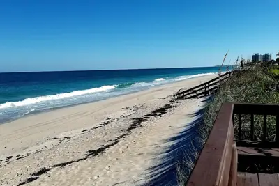 Image de Oceanfront et vue sur l'océan paradis! Retraite de vacances de deux chambres / deux salles de bain.