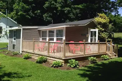 Image de Maison confortable au bord du lac à Lamoka avec accès au quai, terrasse avant et foyer!