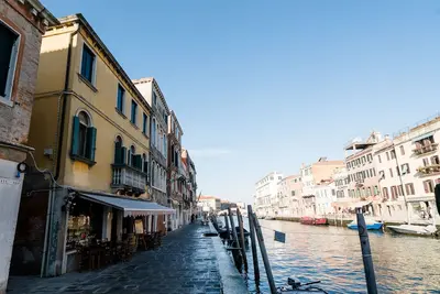 Image de Séjour élégant: appartement récemment rénové à Palazzo avec balcon et vue sur le canal