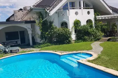Image de Villa ensoleillée exclusive avec jardin privé