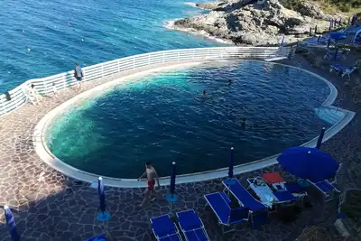 Image de Appartement de quatre pièces dans la région de Capo D'Arco avec accès direct à la mer