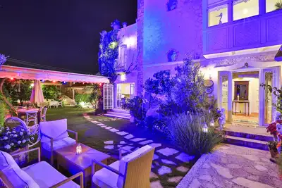 Image de Villa de luxe en pierre, grand jardin, piscine, très proche de la belle plage.