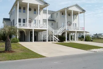 Image de 4 chambres / 3 + Ba duplex dans une communauté fermée; calme, exclusif, relaxant, familial.