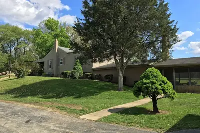 Image de 5 chambres avec une salle de jeux avec une table de billard