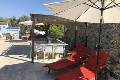 Image de 5 chambres, 3 salles de bains, piscine chauffée, espace barbecue extérieur, bar extérieur.