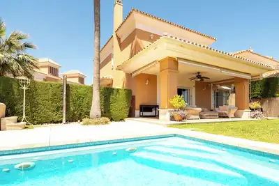 Image de Belle villa orientée sud-ouest, soleil toute la journée, piscine d'hydrothérapie, à 5 min en voiture de