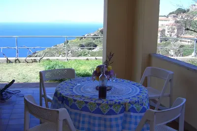 Image de Maison rez-de-chaussée avec jardin et terrasse de vues spectaculaires