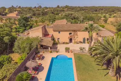 Image de rustique maison de campagne typique avec grande piscine et pelouse