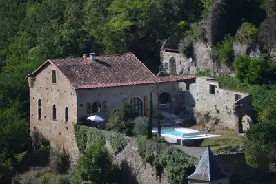 Image de Katharerburg avec piscine chauffée au bord des Pyrénées, wifi, 6-12 personnes