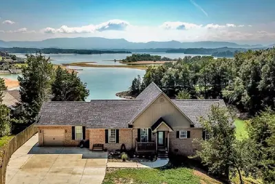 Image de Eagle's View sur le lac Douglas - sur le lac w \/ Main Channel et Smoky Mtn views! !