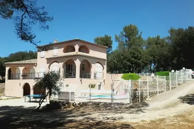 Image de Belle maison provençale avec piscine, au coeur d'une chênaie à 7 kms \/ village
