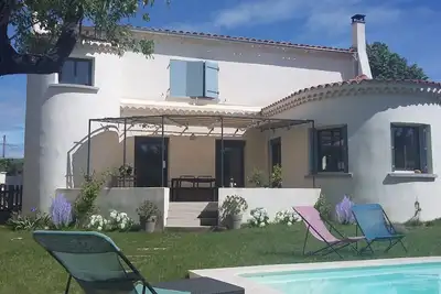 Image de Magnifique maison avec piscine composée de plusieurs appartements.