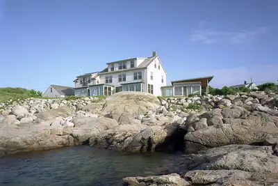 Image de Spectaculaire propriété de luxe au bord de l'eau donnant directement sur Sandy Bay.