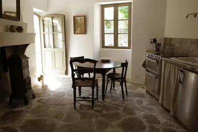 Image de Cozy maison 1 chambre, 2 min à pied de la place du village dans la belle Goult. . .