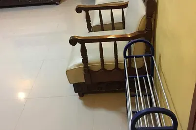 Image de Maison de 3 chambres, à 10 minutes des centres commerciaux et de la ville proprement dite, située dans un quartier calme.
