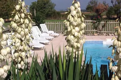 Image de Le Poirier - Gite de luxe avec 4 chambres, piscine sur place et beaux jardins