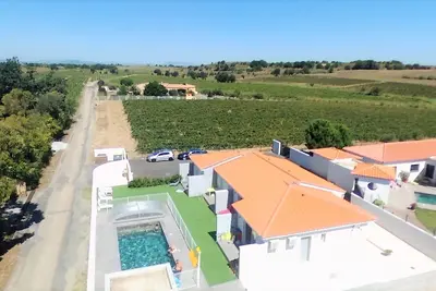 Image de 4 apparts dans villa avec piscine